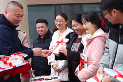 领导为大家颁发生日礼物书籍 领导为大家颁发生日礼物书籍